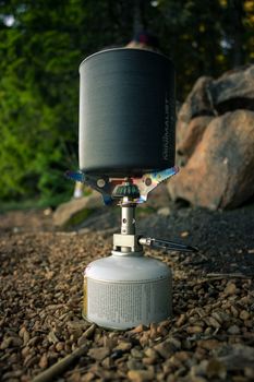 Portable canister camp stove with pot